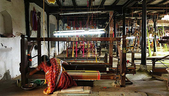 To know more, explore the Gaatha Craft Archive Maheshwari Weaving