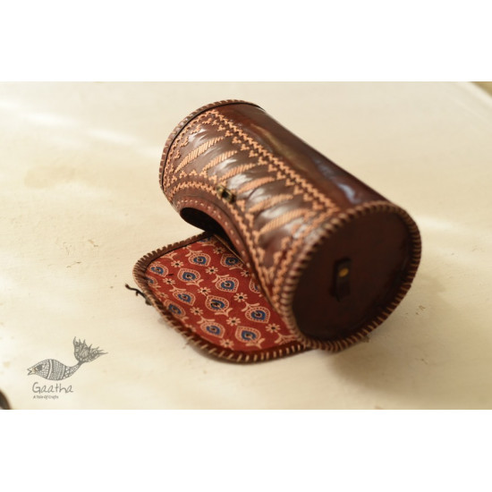 shop Kutchi Embroidered Leather round Bag 