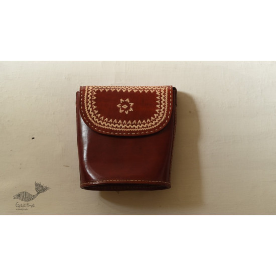 shop Kutchi Leather Sling Handbag - brown