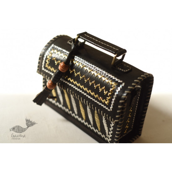 shop Kutchi Leather Sling black Handbag