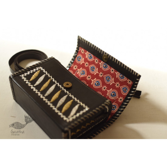 shop Kutchi Leather Sling black Handbag