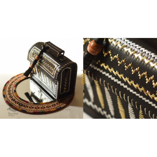 shop Kutchi Leather Sling black Handbag