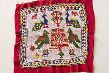 Prachin . प्राचीन  ❂ Old & Antique Wall Hanging - Chakda Perrot Motif