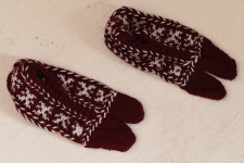 Igloo ~ Himalayan Woolen Socks With Hair Band - Maroon