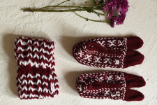 Igloo ~ Himalayan Woolen Socks With Hair Band - Maroon