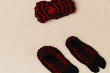 Igloo ~ Himalayan Woolen Socks With Hair Band - Red & Black