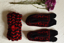 Igloo ~ Himalayan Woolen Socks With Hair Band - Red & Black