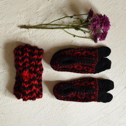 Igloo ~ Himalayan Woolen Socks With Hair Band - Red & Black