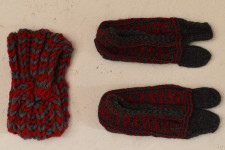 Igloo ~ Himalayan Woolen Socks With Hair Band - Grey & Red