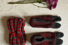 Igloo ~ Himalayan Woolen Socks With Hair Band - Grey & Red