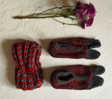 Igloo ~ Himalayan Woolen Socks With Hair Band - Grey & Red