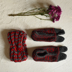 Igloo ~ Himalayan Woolen Socks With Hair Band - Grey & Red