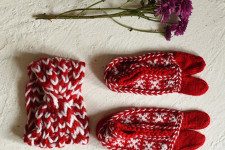 Igloo ~ Himalayan Woolen Socks With Hair Band - Red & White