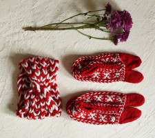 Igloo ~ Himalayan Woolen Socks With Hair Band - Red & White