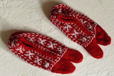 Igloo ~ Himalayan Woolen Socks With Hair Band - Red & White