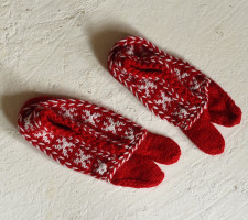 Igloo ~ Himalayan Woolen Socks With Hair Band - Red & White