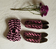 Igloo ~ Himalayan Woolen Socks With Hair Band - Pink & Brown