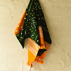 Winter's Call ❁ Tie & Dyed | Kutchi Bhujodi Weaving - Bandhani ( Tie-dyed ) Woolen Shawl - Green & Yellow