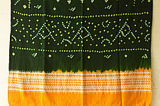 Winter's Call ❁ Tie & Dyed | Kutchi Bhujodi Weaving - Bandhani ( Tie-dyed ) Woolen Shawl - Green & Yellow
