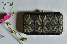 A pocket full of joy! ⁂ Patola Clutch - Black 