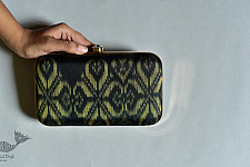A pocket full of joy! ⁂ Patola Clutch - Black 