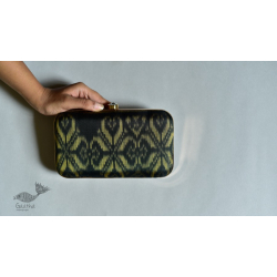 A pocket full of joy! ⁂ Patola Clutch - Black 