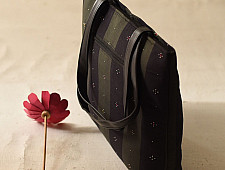 Dots & weaves | Tangaliya Sling Bag - Black & Green