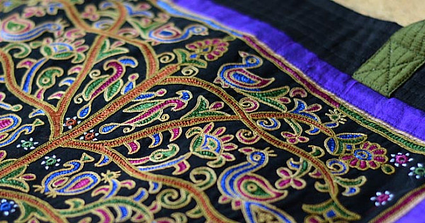 Ahir embroidery ~ Raw silk carry bag | Gaatha