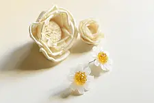 Kusumaprabha . कुसुमांप्रभा ✦ Handcrafted Glass Earring - Frosted Glass Daisy 