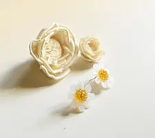 Kusumaprabha . कुसुमांप्रभा ✦ Handcrafted Glass Earring - Frosted Glass Daisy 