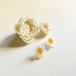 Kusumaprabha . कुसुमांप्रभा ✦ Handcrafted Glass Earring - Frosted Glass Daisy 
