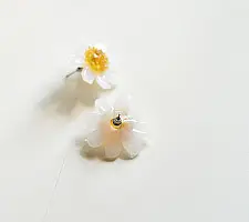 Kusumaprabha . कुसुमांप्रभा ✦ Handcrafted Glass Earring - Frosted Glass Daisy 