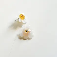 Kusumaprabha . कुसुमांप्रभा ✦ Handcrafted Glass Earring - Frosted Glass Daisy 