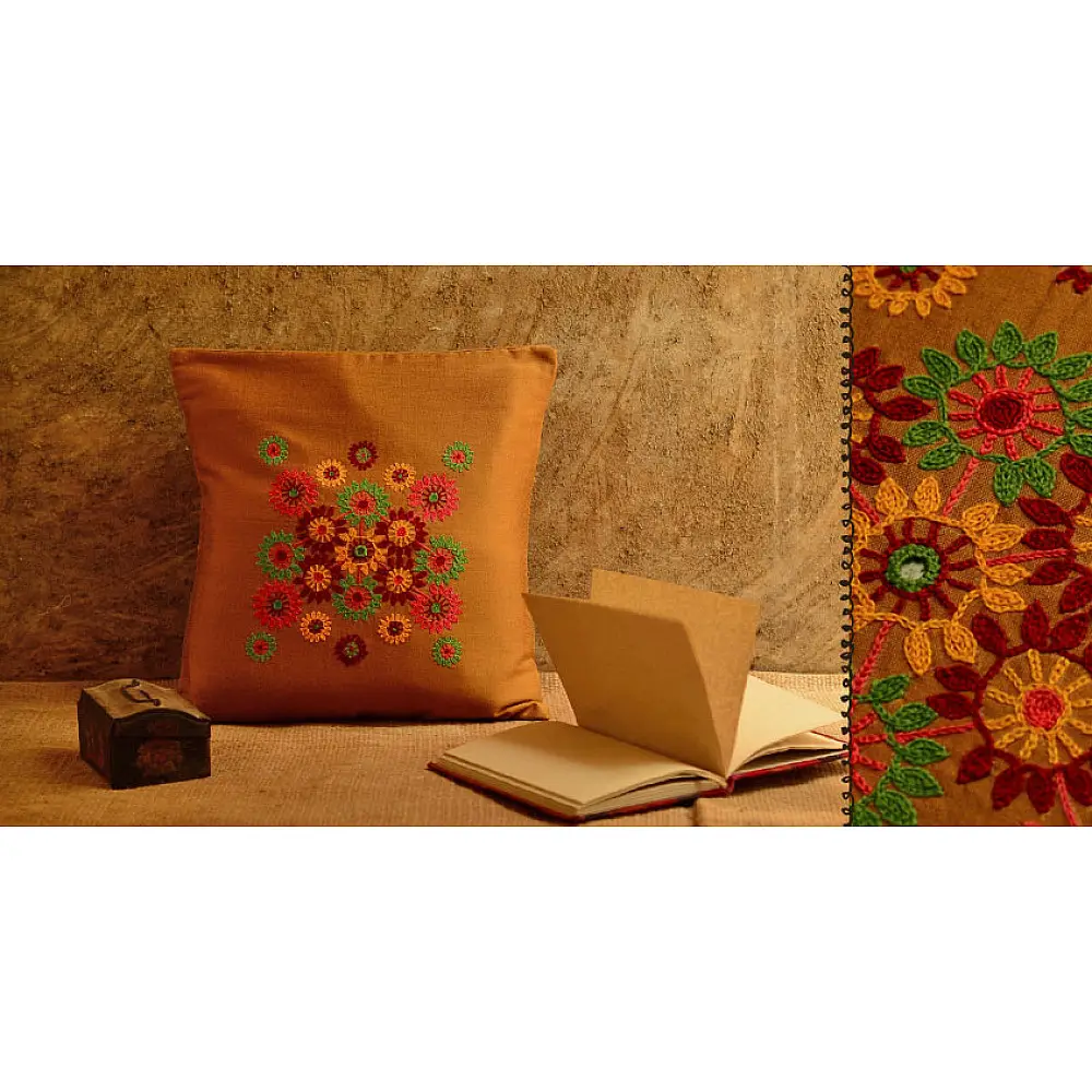 Cushioned living ~ Daffodils (Golden yellow * 14 x 14 inch)