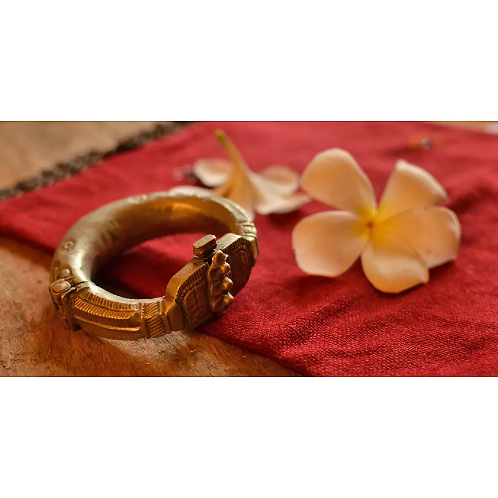 White Metal Vintage Holow Kada