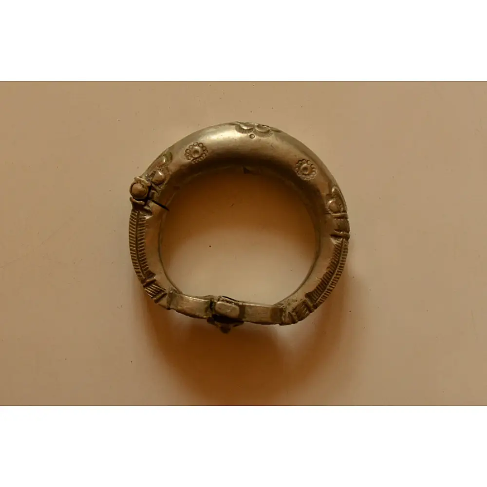 White Metal Vintage Holow Kada