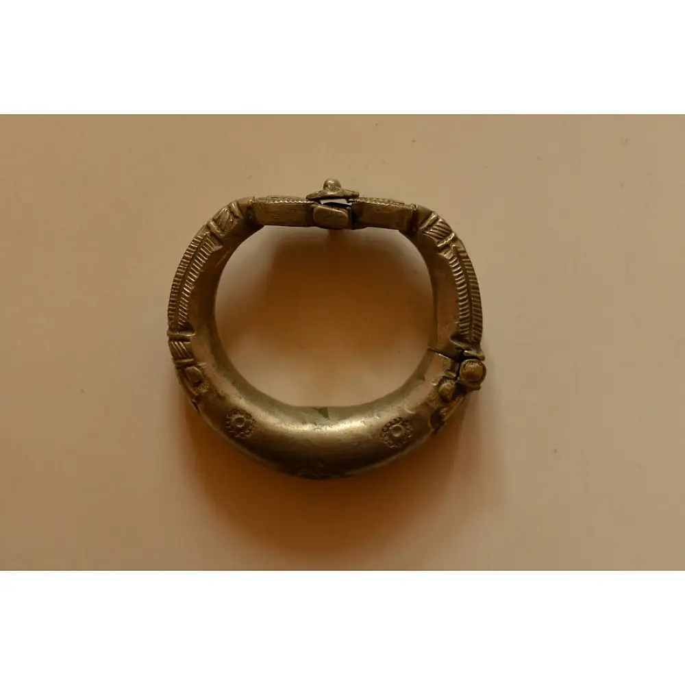 White Metal Vintage Holow Kada