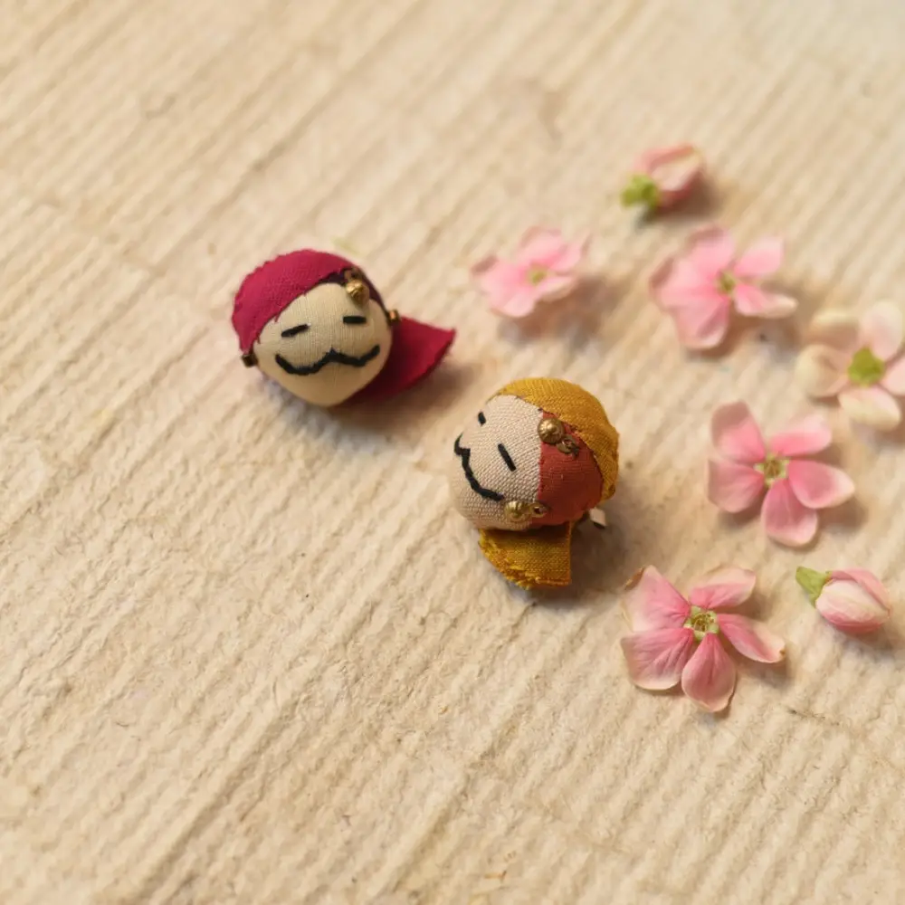 mini indian turban man portrait hand embroidered fabric brooch pin traditional colored headwear creative wearable art lapel badge gaatha