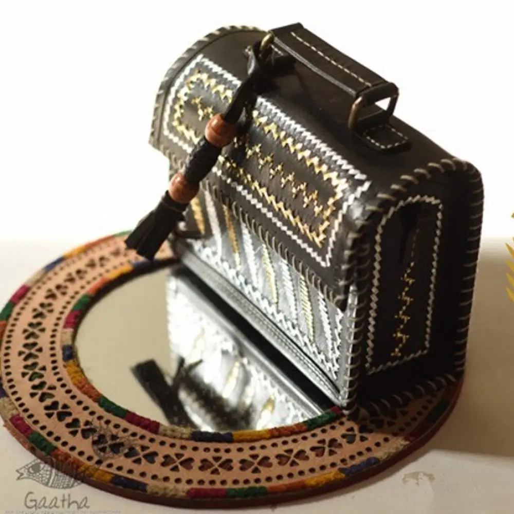 shop Kutchi Leather Sling black Handbag