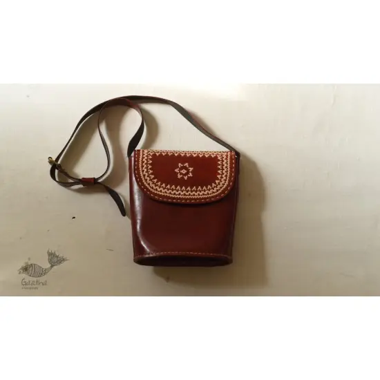 shop Kutchi Leather Sling Handbag - brown