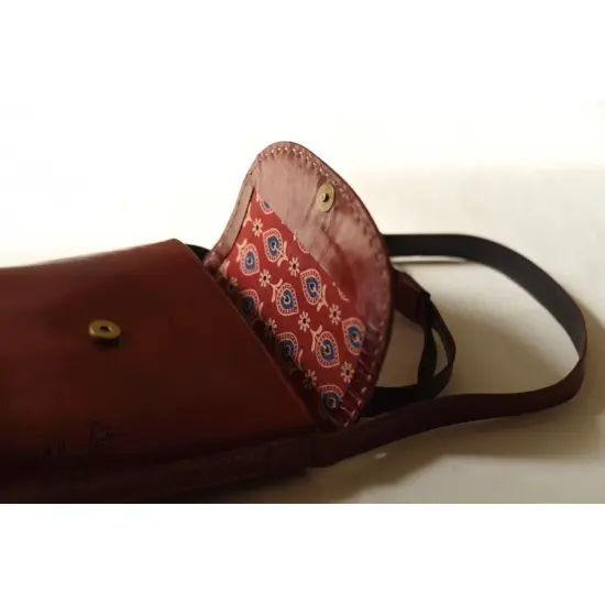 shop Kutchi Leather Sling Handbag - brown