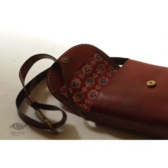 shop Kutchi Leather Sling Handbag - brown