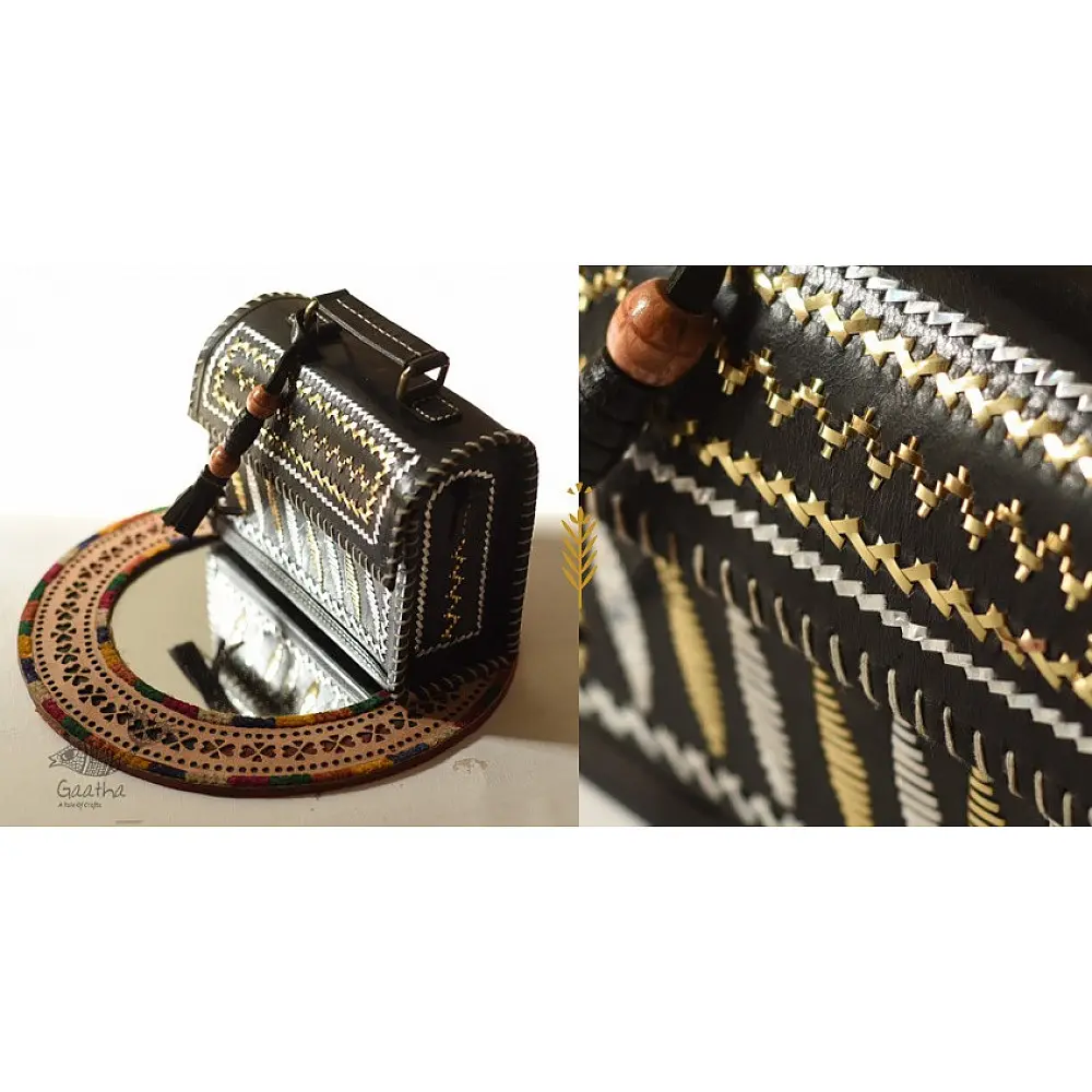 shop Kutchi Leather Sling black Handbag
