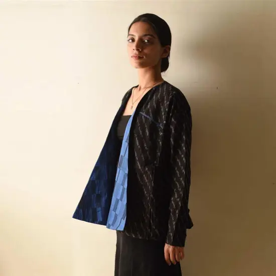 Cotton reversible Shrug in Black & Blue colour