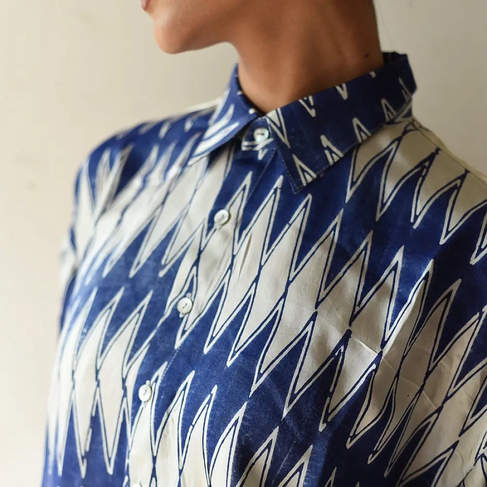 cream and indigo ajrakh cotton shirt vertical sawtooth wave triangle block print hand block printed relaxed fit artisanal shirt men women unisex sustainable fashion