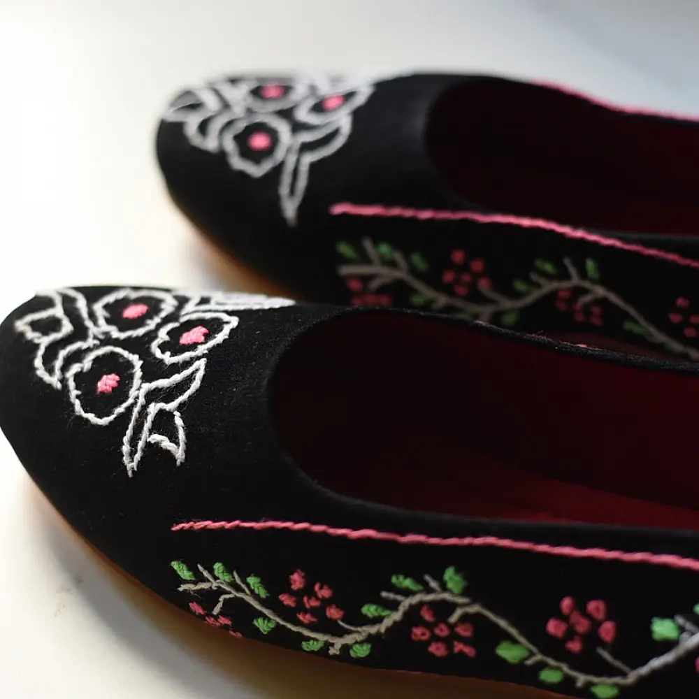 handmade embroidery - Black Shoes