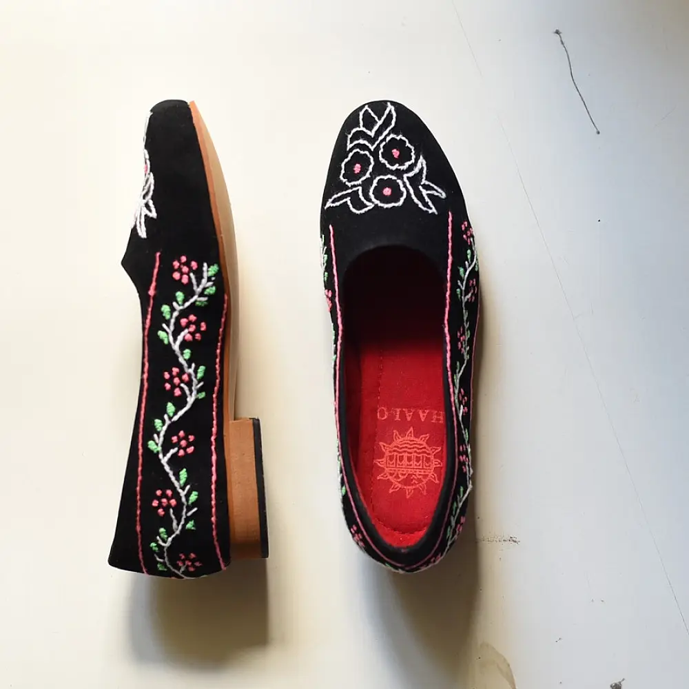 handmade embroidery - Black Shoes