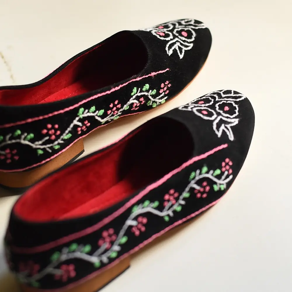 handmade embroidery - Black Shoes