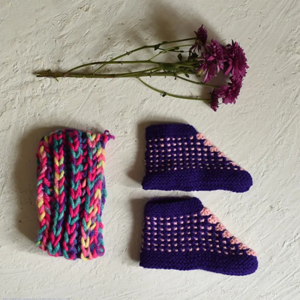 purple pink hand knitted himalayan woolen socks dotted textured pattern multicolored turquoise pink yarn hairband winter foot warmers gaatha