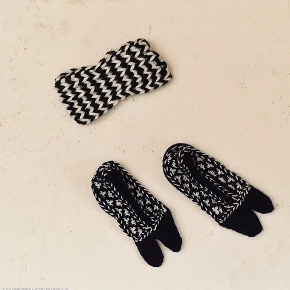 black white hand knitted himalayan woolen socks textured pattern knit hairband winter foot warmers gaatha